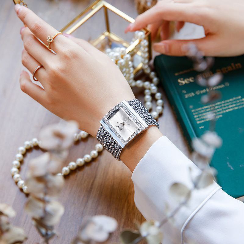 ساعت مچی زنانه مجلسی کاکاچی طرح بند بافت نقره ای شیک وخاص