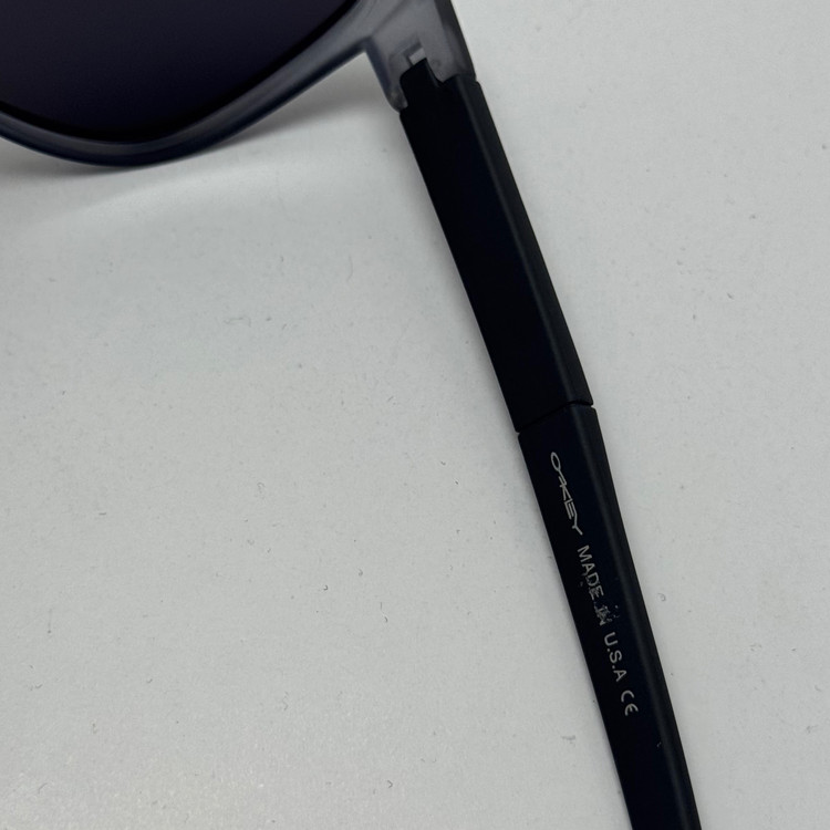 عینک آفتابی اوکلی سبک OAKLEY فریم طوسی عدسی هفت رنگ کد 2435