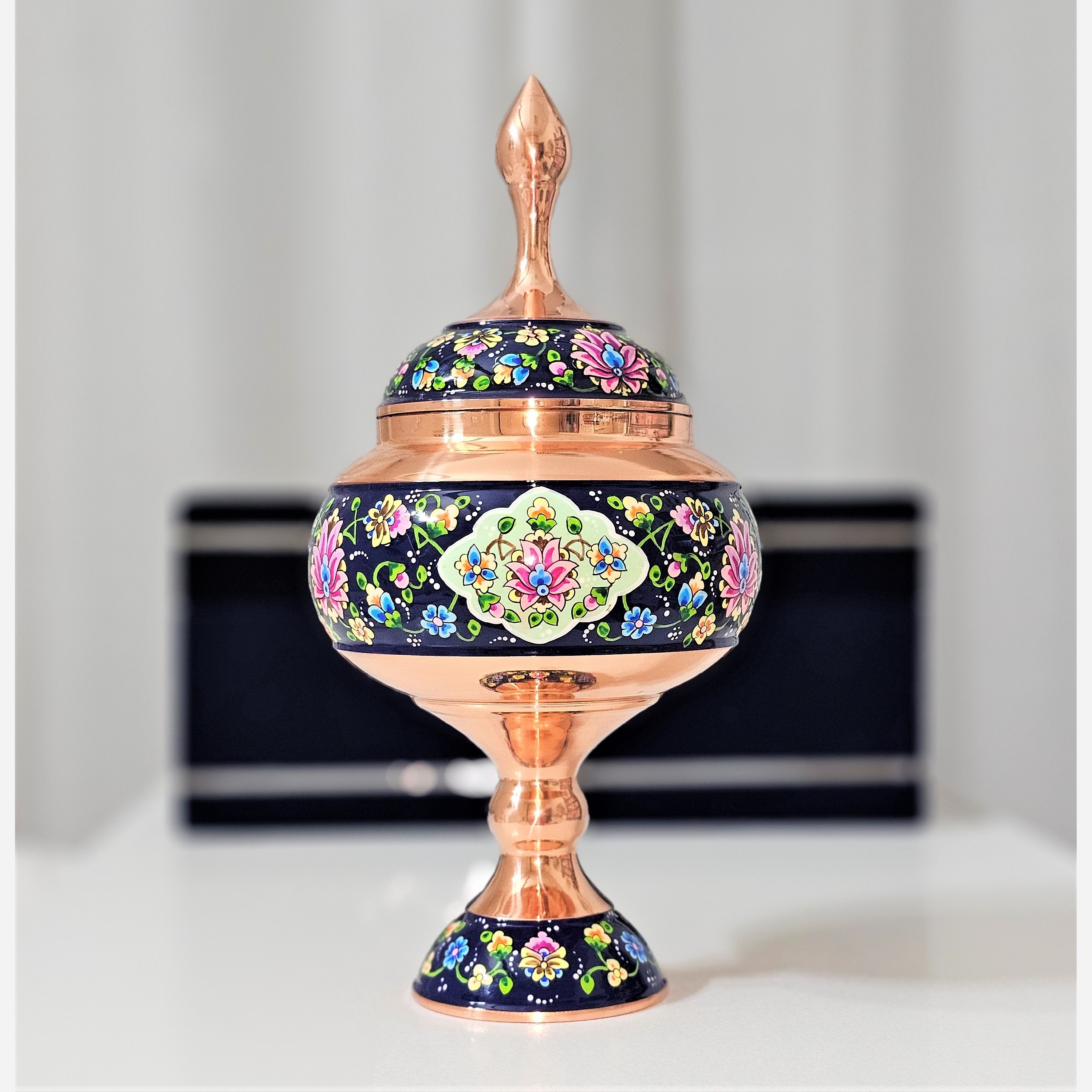 شکلات خوری مسی پایه دار مس و پرداز ارتفاع 29به همراه جعبه فانتزی
