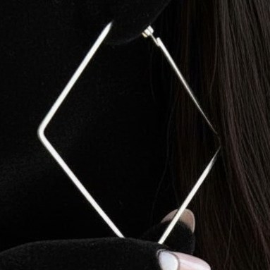 گوشواره های زنانه مینیمال در طرح های متنوع رنگ کاملا ثابت کد ztj (پس کرایه)