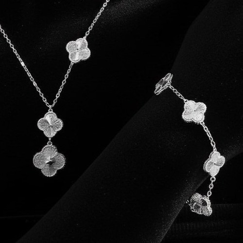 نیم ست گردنبند و دستبند زنانه طرح ونکلیف سیلور رنگ کاملا ثابت کد ztj (پس کرایه)