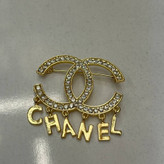 گل سینه نگین جواهری مدل شنل Chanel طلایی تنوع طرح رنگ کاملا ثابت کد bn (پس کرایه)