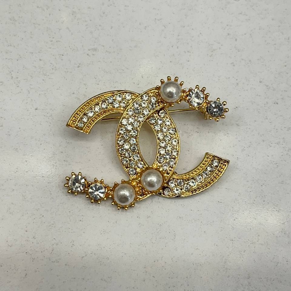 گل سینه نگین جواهری مدل شنل Chanel تنوع طرح رنگ کاملا ثابت کد bn (پس کرایه)