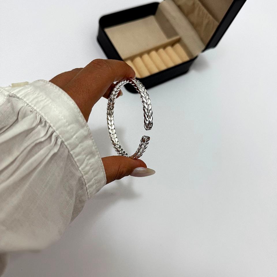 دستبند و بنگل آبکاری نقره زنانه طرح مربع موج دار تنوع طرح رنگ کاملا ثابت کد sm (پس کرایه)