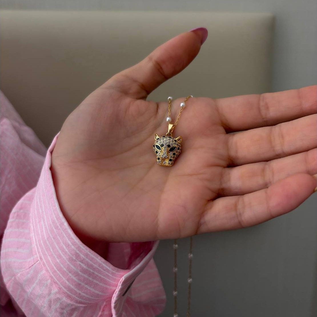 گردنبند و آویز جواهری طرح سر ببر همراه زنجیر مرواریدی رنگ ثابت کد gy (پس کرایه)