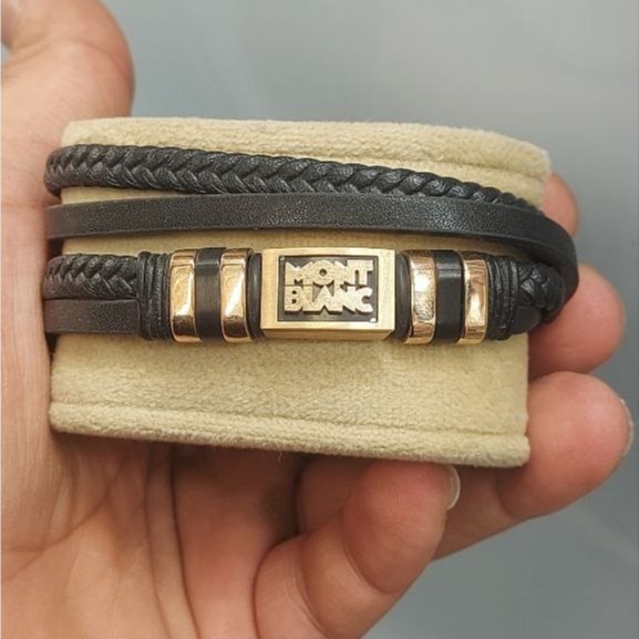 دستبند چرمی قفل و پلاک استیل مردانه طرح مونت بلنک Montblanc کیفیت چرم عالی تنوع طرح رنگ ثابت کد bn (پس کرایه)