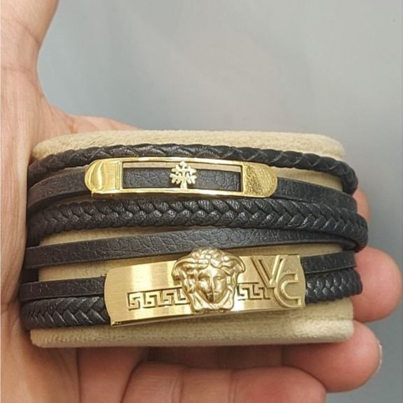 دستبند چرمی قفل و پلاک استیل مردانه کارتیر Cartier کیفیت چرم عالی تنوع طرح رنگ ثابت کد bn (پس کرایه)