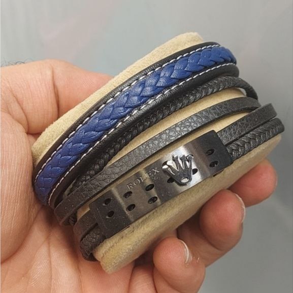 دستبند چرمی قفل و پلاک استیل مردانه کارتیر Cartier کیفیت چرم عالی تنوع طرح رنگ ثابت کد bn (پس کرایه)