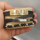 دستبند چرمی قفل و پلاک استیل مردانه ورساچ Versace کیفیت چرم عالی تنوع طرح رنگ ثابت کد bn (پس کرایه)