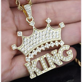 گردنبند و آویز پلاک فول نگین طرح تاج کینگ KING رنگ ثابت کد vn (پس کرایه)