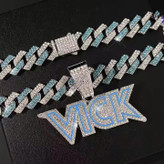 گردنبند و آویز پلاک فول نگین طرح VICK رنگ ثابت کد vn (پس کرایه)