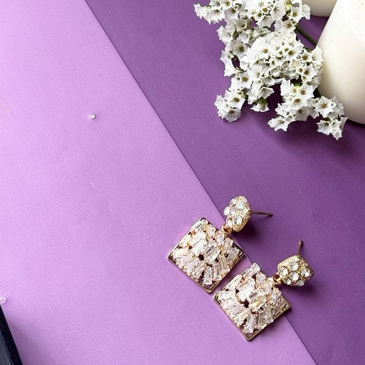گوشواره طرح جواهری زنانه طرح مربع و گل نگین رنگ ثابت کد sm (پس کرایه)