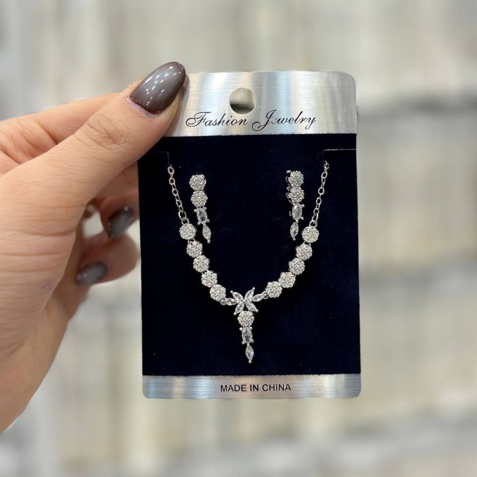 نیم ست گردنبند و گوشواره طرح جواهری طرح نگین اشک قرمز رنگ ثابت با تنوع مدل کدgy