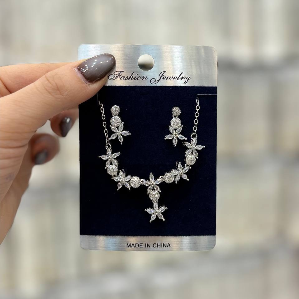 نیم ست گردنبند و گوشواره طرح جواهری طرح نگین گرد آویز اشکی نگین رنگ ثابت با تنوع مدل کدgy