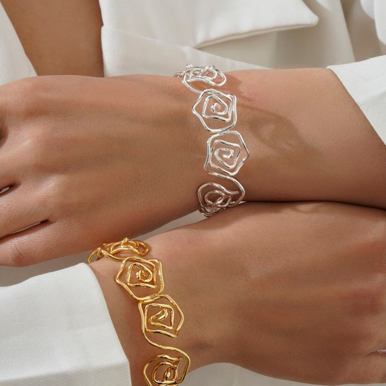 دستبند بنگل النگویی فنری سه لاین طرح موج رنگ ثابت تنوع طرح کد mp