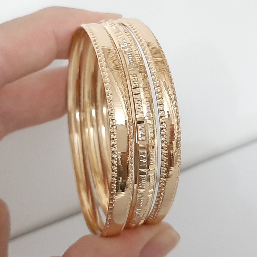 النگو ترکیبی کاملا رنگ ثابت فقط سایز 2 با طلا مونمیزنه و مناسب استفاده دائم ورق بزنید لطفا