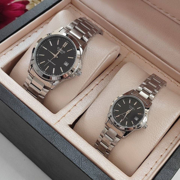ست ساعت مچی زنانه و مردانه قیمت ست کاسیو استیل تاریخدار موتور ژاپن مارک معروف CASIO نمونه درجه یک ارسال رایگان