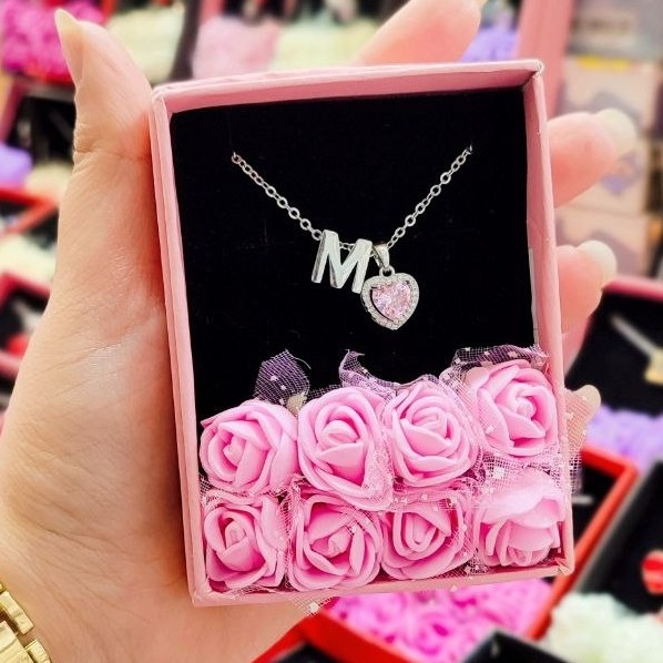 باکس کادویی زنانه گردنبند حروف انگلیسی حرف M پک هدیه