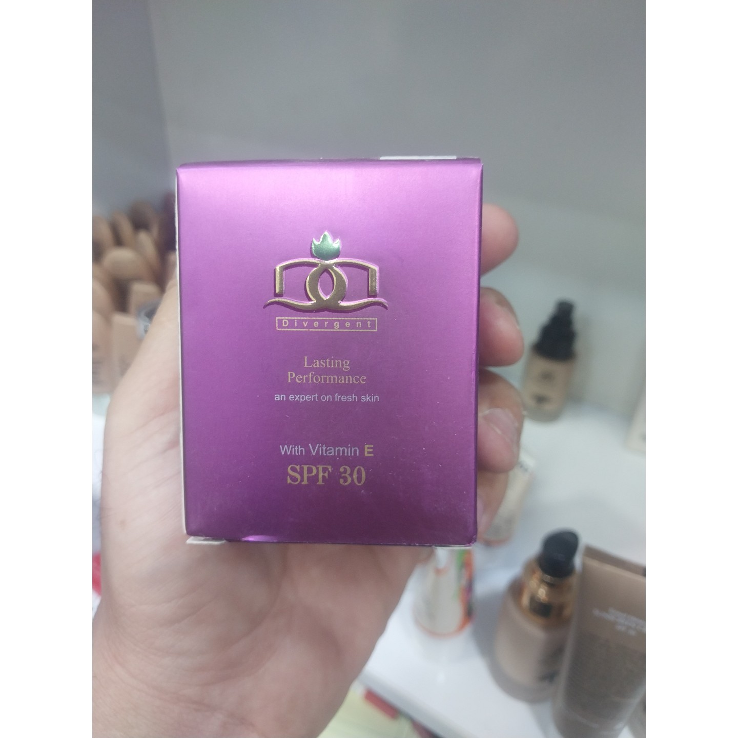 کرم پودر دیورجنت فوق پوشش بالا بت spf30 در 6 رنگ کاملا مات
