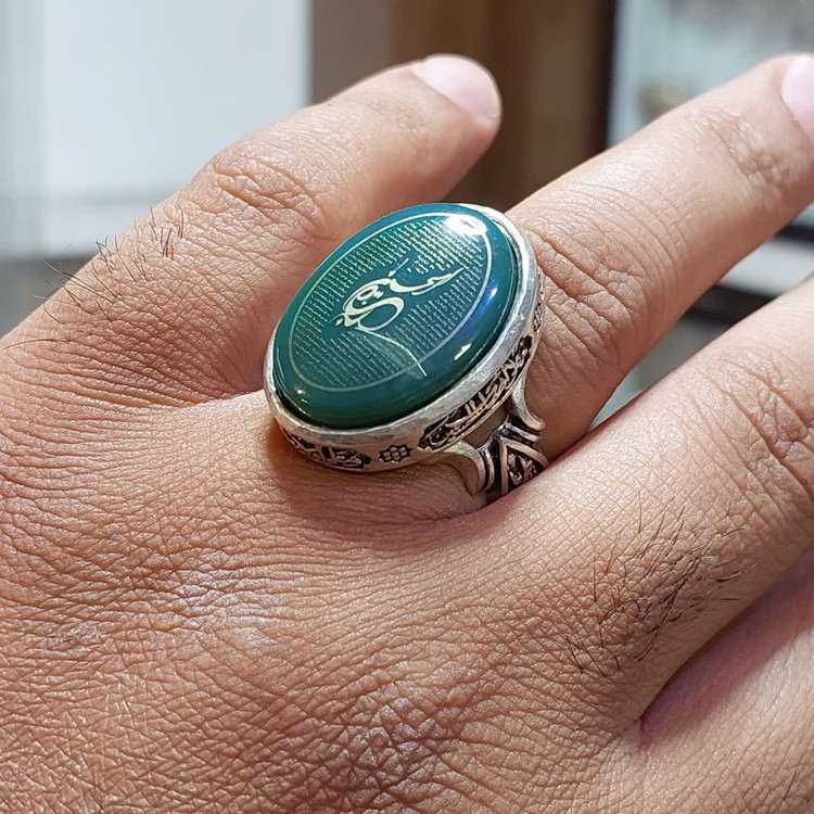 انگشتر نقره باسنگ عقیق سبز حکاکی زیارت عاشورا کد 5752