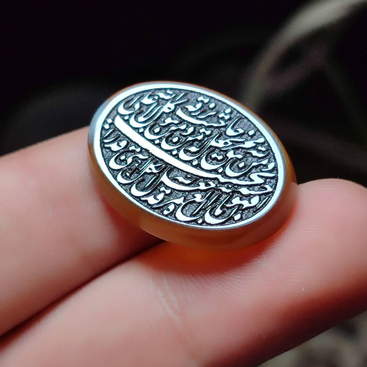 نگین عقیق قرمز  حکاکی "و من یتق الله"تجلی تقوا، قدرت و زیبایی؛ گوهری بی‌بدیل از کلام الهی  کد 3870