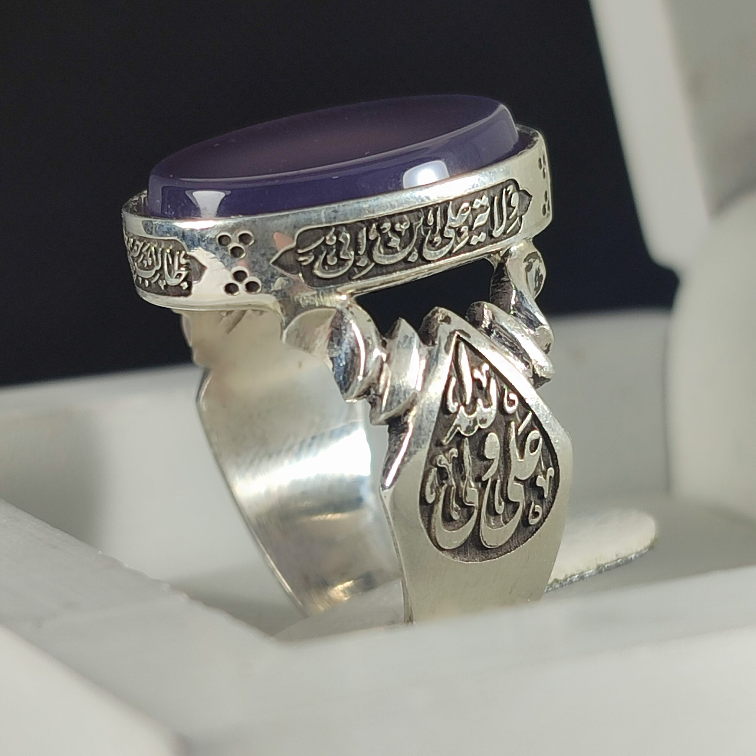 انگشتر نقره باسنگ عقیق سوسنی ذکر روی رکاب (ولایت امیرالمومنین) ذکر بغل رکاب (علی ولی الله) و (محمد نبی الله) کد 2334