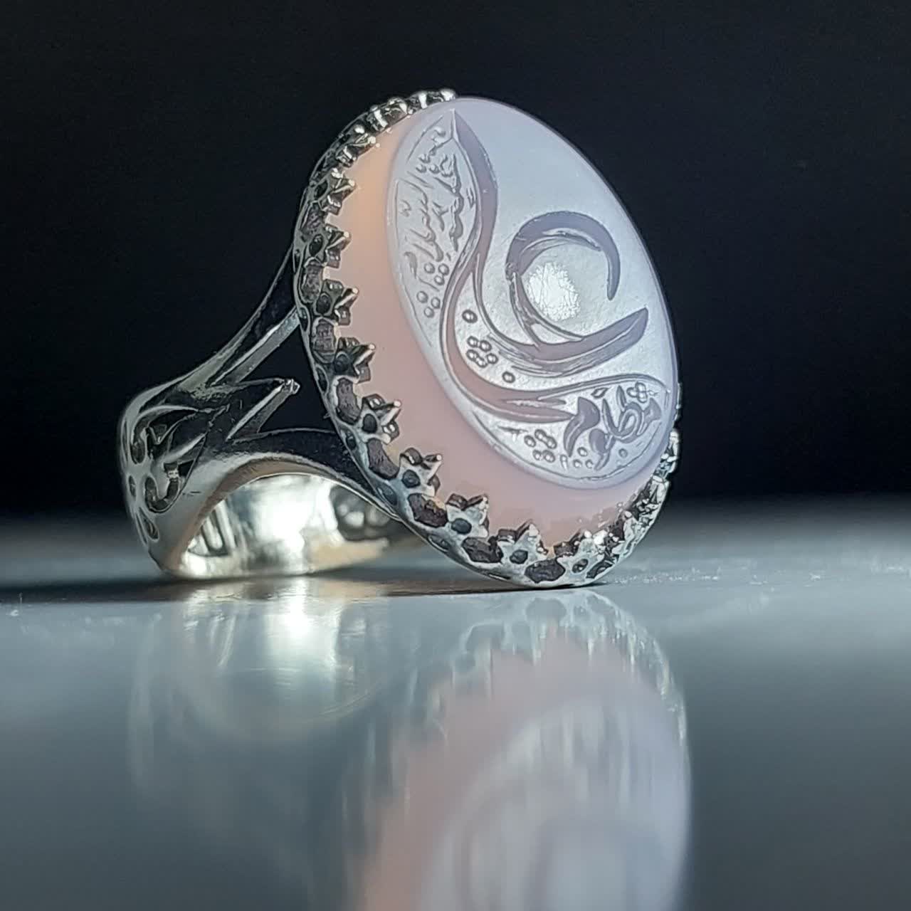 خرید انگشتر عقیق سوسنی اصل با حکاکی «مظلوم علی»؛ نگینی از جنس غربت کد 4258
