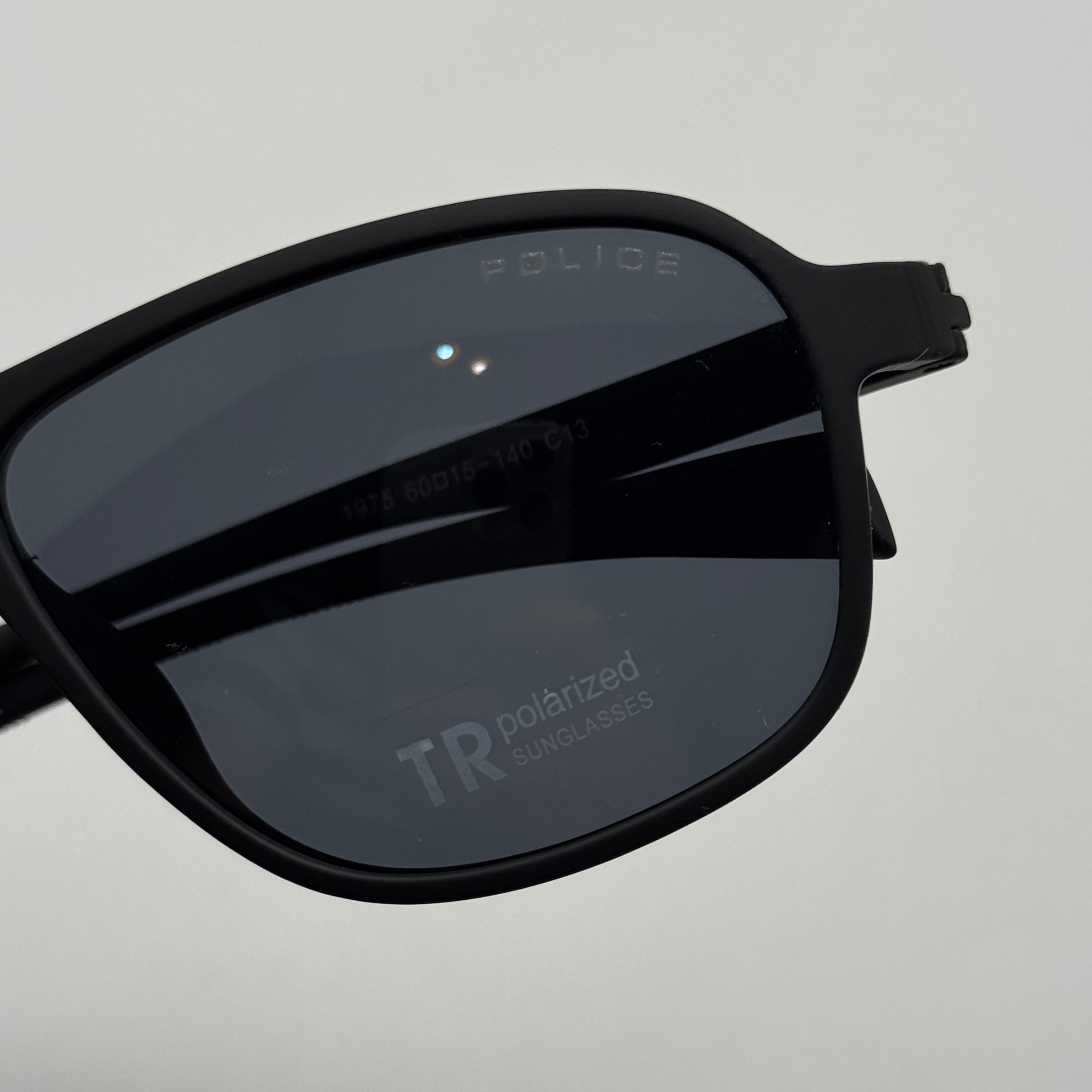 عینک آفتابی پلیس POLICE مشکی پلاریزه و یووی 400 به همراه کاور پارچه ای و دستمال نانو کد 1975 فوق سبک (ارسال رایگان)